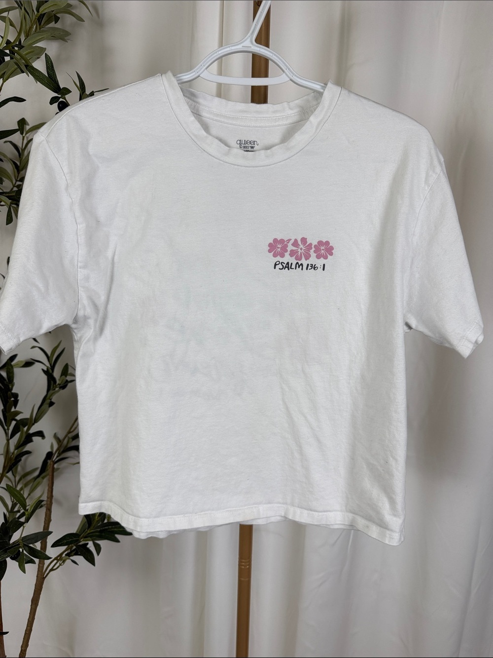 White Floral Graphic Tee with Bible Verse Psalm 136:1 - Short Sleeve Sz M (T6)